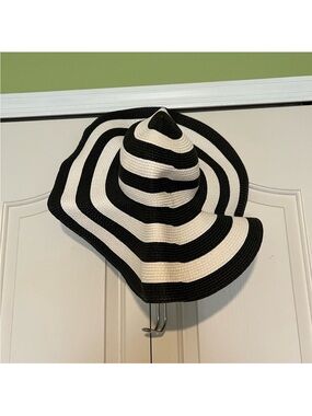🔥 Black & White Striped Kids Sun Hat